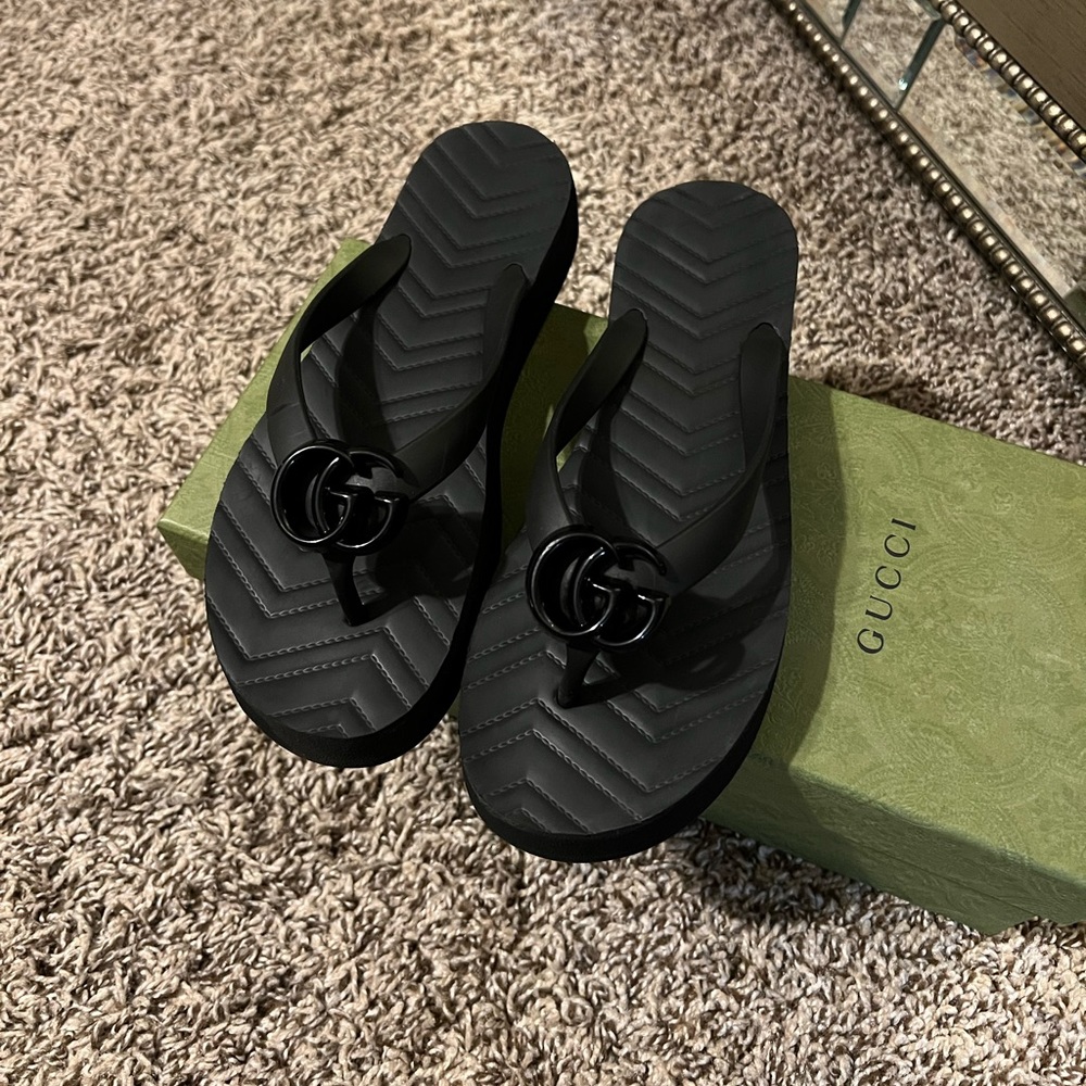 Womens Black Gucci thong sandals